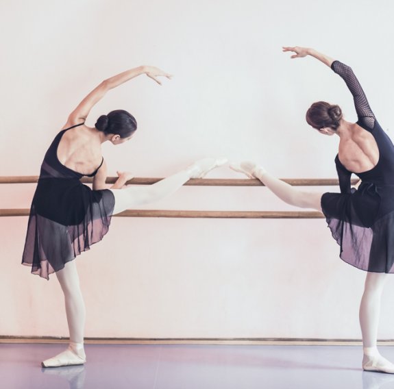 2 Frauen im Ballettkurs