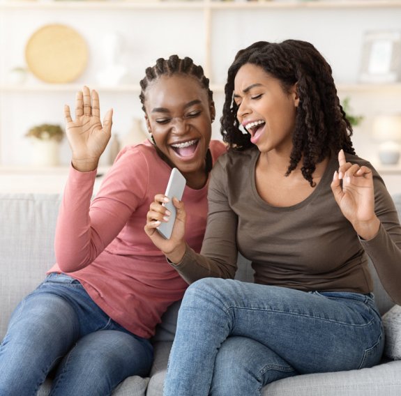 Frauen singen auf dem Sofa