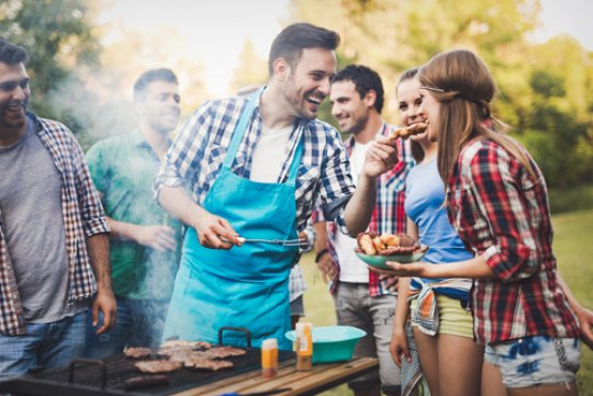 Gruppe von Freunden grillt