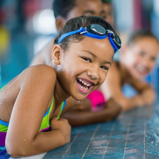 Kinderschwimmen Aufnahme Kind im Schwimmbad lernt Schwimmen