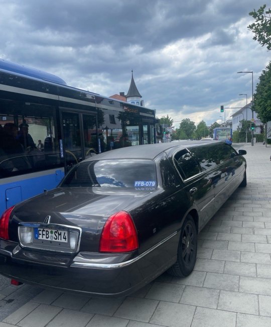 Eine schwarze Limousine