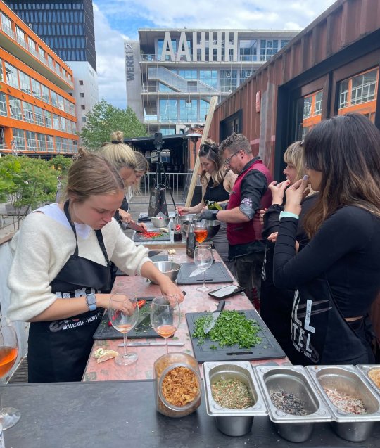 Eine Gruppe von Frauen im Münchner Werksviertel beim Grillkurs