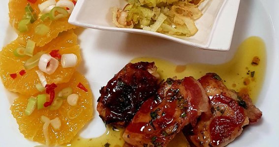 Orangen, Fleisch und Kraut auf einem Teller