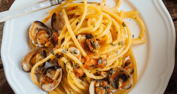 Spaghetti mit Meeresfrüchten auf einem Teller