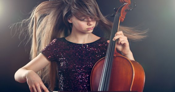 Ein Mädchen spielt konzentriert Cello
