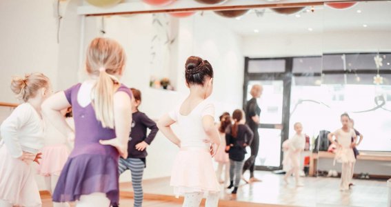 Kleine Mädchen tanzen zur Musik