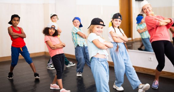 Eine Gruppe von Kindern in lässiger Kleidung posiert in Hip Hop Tanzpose