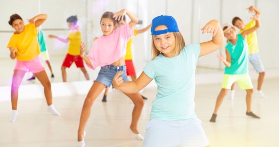 Mehrere Kinder tanzen Hip Hop im Tanzstudio