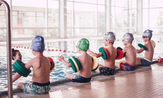 Schwimmkurs für Kinder in München Kinder nehmen am Schwimmkurs teil.