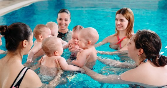 Mütter und Babies sind im Wasser