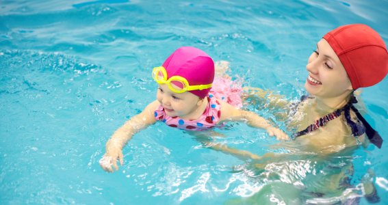 Mutter und Baby sind im Wasser