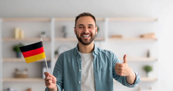 Mann hält lächeln eine Deutschlandflagge 
