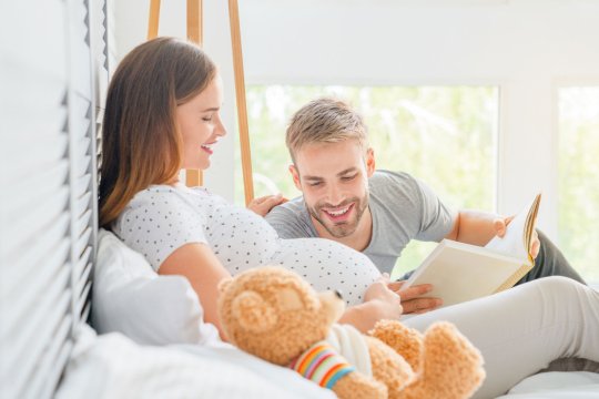 Mama und Papa bereiten sich auf eine friedliche Geburt vor