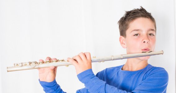 Junge übt für den Flötenunterricht