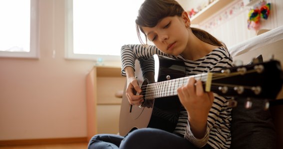 Mädchen übt für den Musikunterricht