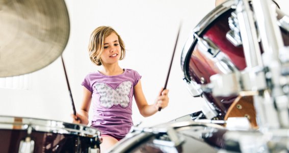 Mädchen beim Schlagzeug spielen