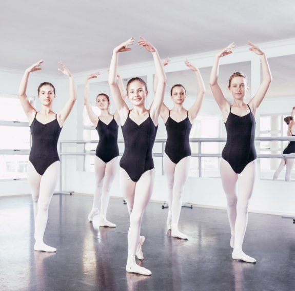 Jugendliche im Ballettunterricht