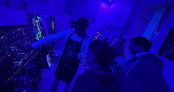 PAINT & SIP IN THE DARK | 16  - 99 Jahre | München